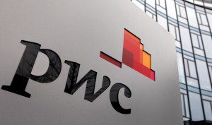 Das Logo der Wirtschaftspruefungsgesellschaft PricewaterhouseCoopers (PwC), aufgenommen am Montag (05.03.12) am Eingang zum Gebaeude des Unternehmens in Hannover. Die Staatsanwaltschaft Hannover untersucht, ob bei dem Wiedereinstieg in das Berufsleben von Christiane Wulff, der ersten Ehefrau des zurueckgetretenen Bundespraesidenten Christian Wulff, alles mit rechten Dingen zugegangen ist. Nach der Scheidung des Ehepaares wurde Christiane Wulff im November 2008 formal bei der Osnabruecker Rechtsanwaltskanzlei Schindhelm angestellt, ohne jemals fuer diese taetig geworden zu sein. Die Kosten der Anstellung uebernahm von Anfang an die Wirtschaftspruefungsgesellschaft PwC, die Frau Wulff nach Angaben der Gesellschaft als Halbtagskraft einsetzte. "Die Staatsanwaltschaft Hannover prueft diesen Sachverhalt auf seine strafrechtliche Relevanz", teilte deren Sprecher Hans-Juergen Lendeckel der "Welt am Sonntag" (Ausgabe vom 04.03.12) mit. Foto: Focke Strangmann/dapd